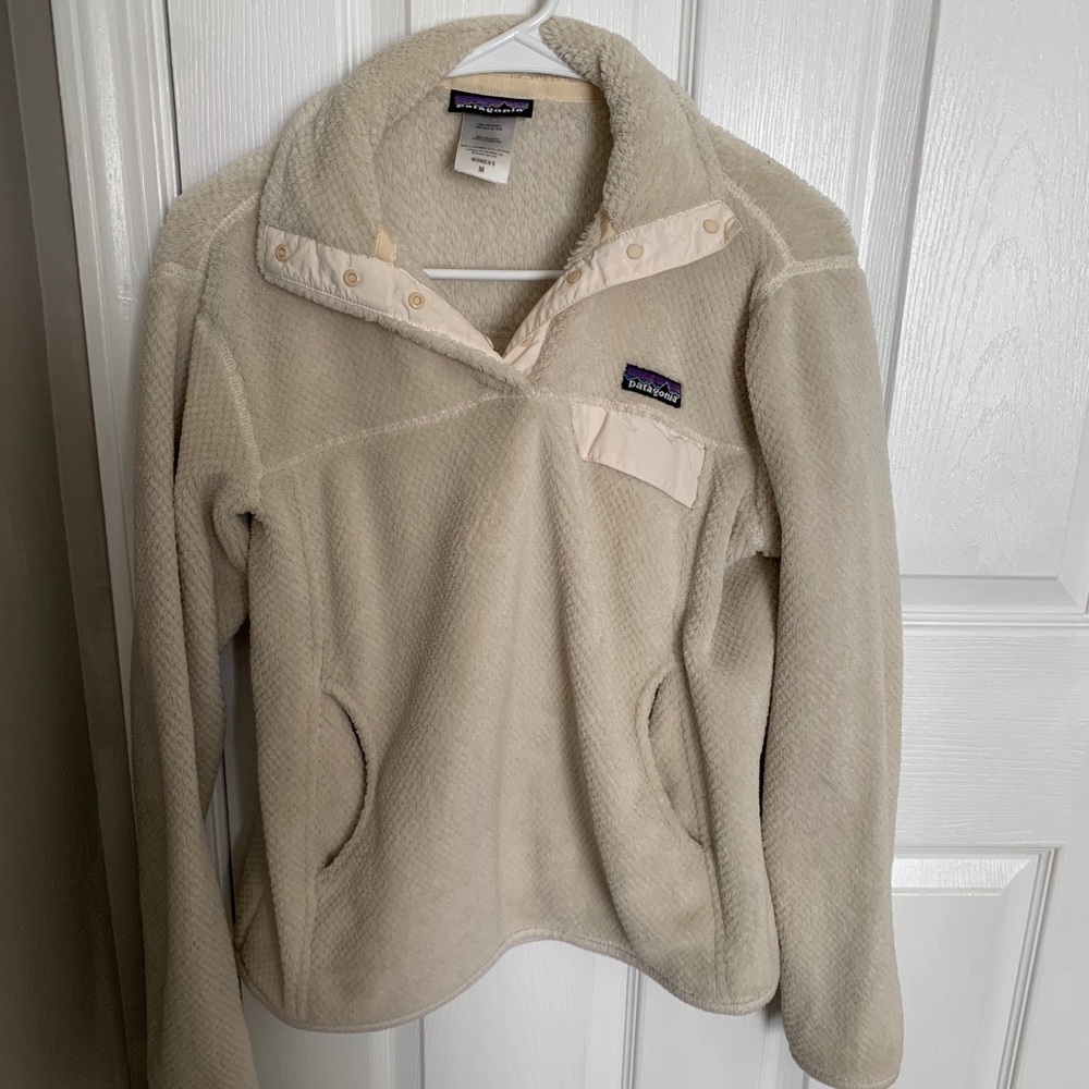 Patagonia women’s cream pullover!